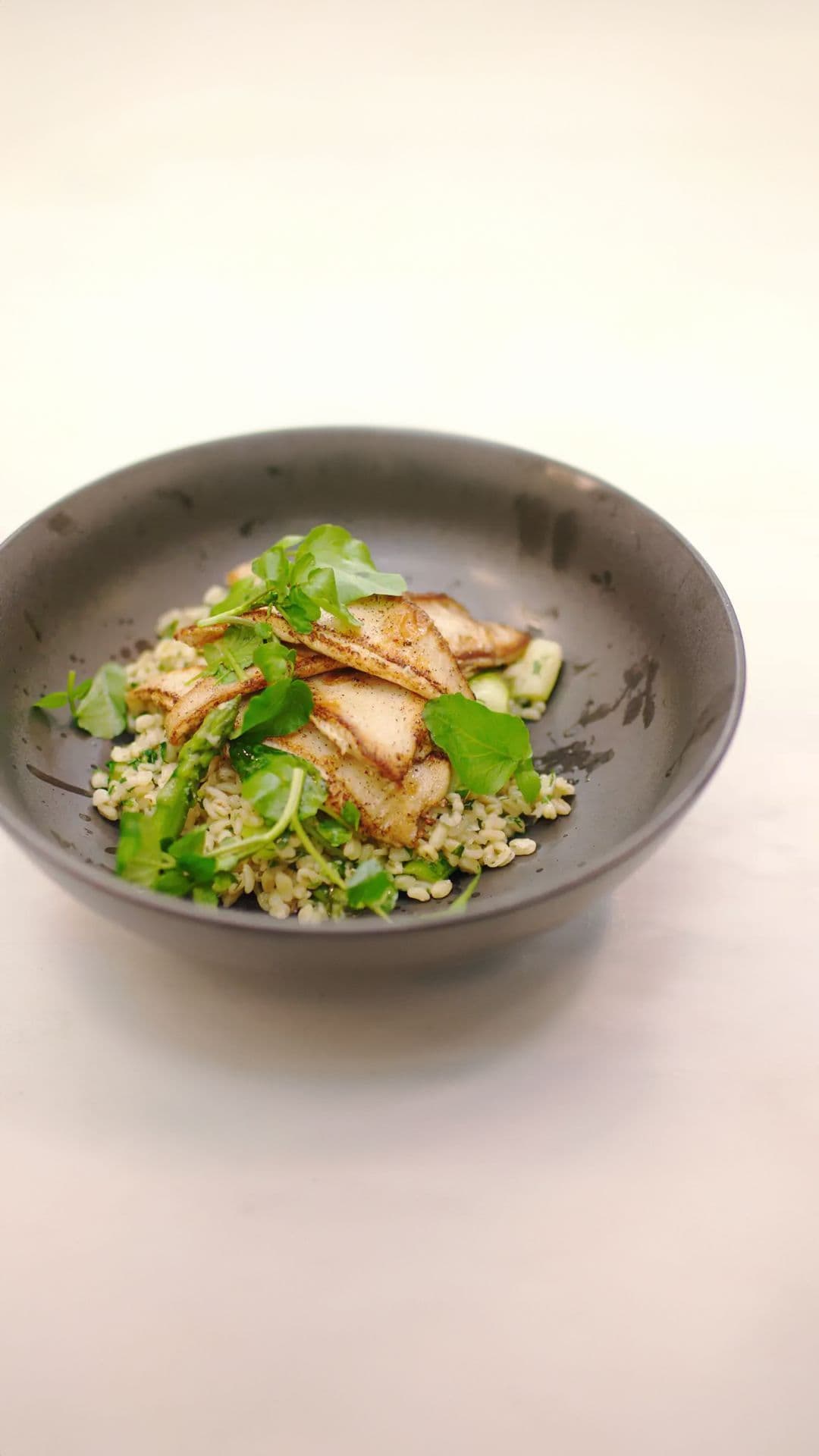 Gebakken pladijs en tarwerisotto met groene asperges