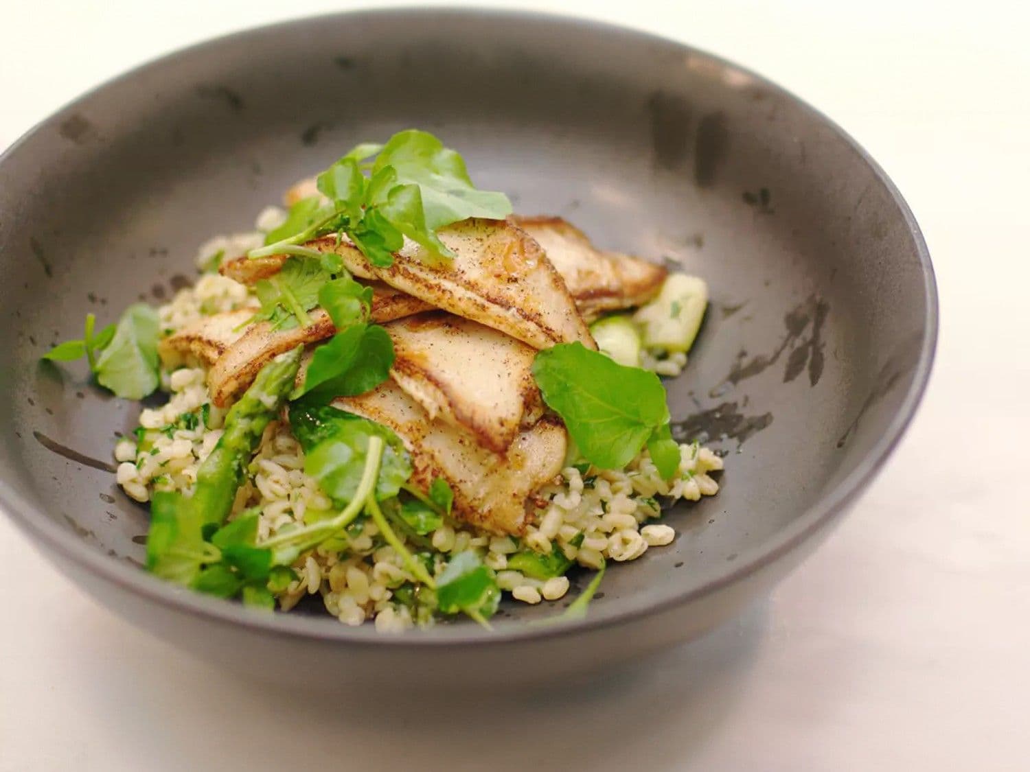 Gebakken pladijs en tarwerisotto met groene asperges