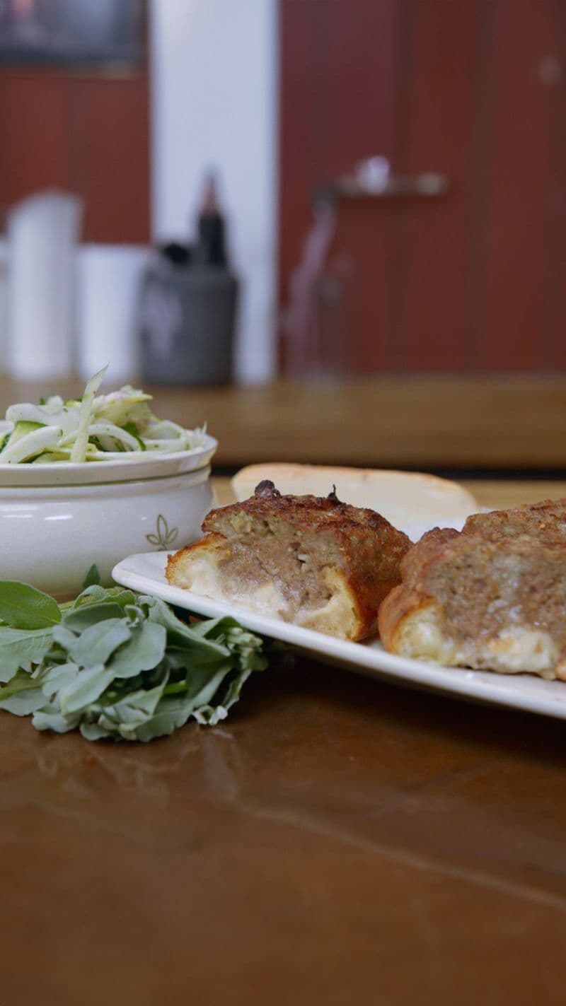 Gevulde ciabatta met gehakt, taleggio en venkel-courgettesla