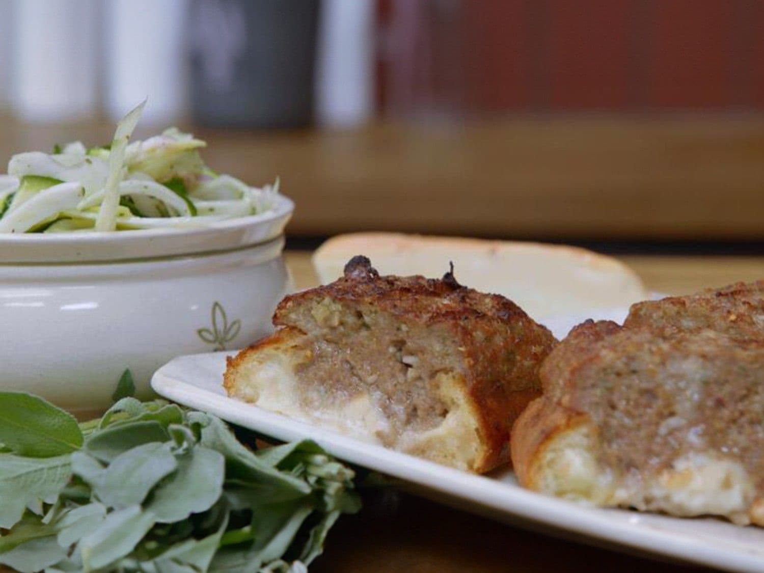 Gevulde ciabatta met gehakt, taleggio en venkel-courgettesla