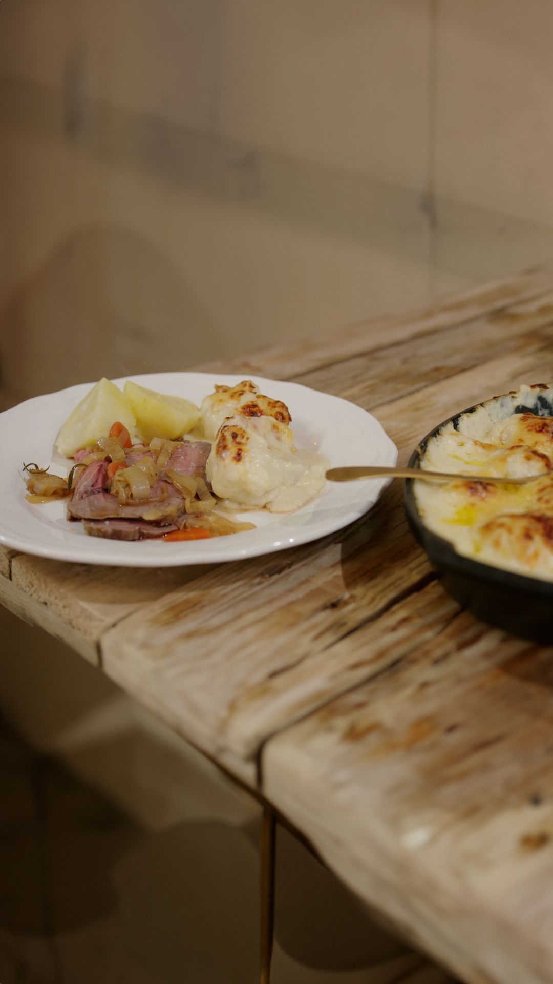 Rosbief, gegratineerde bloemkool en gebakken aardappelen