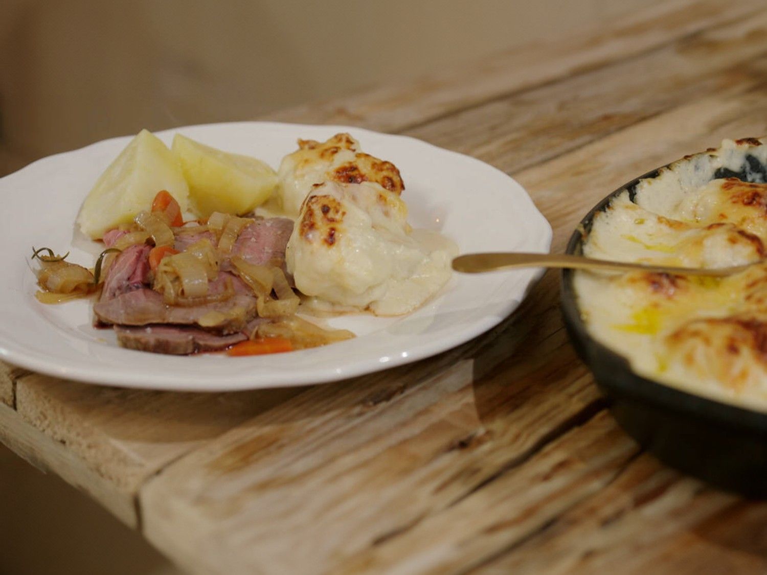 Rosbief, gegratineerde bloemkool en gebakken aardappelen