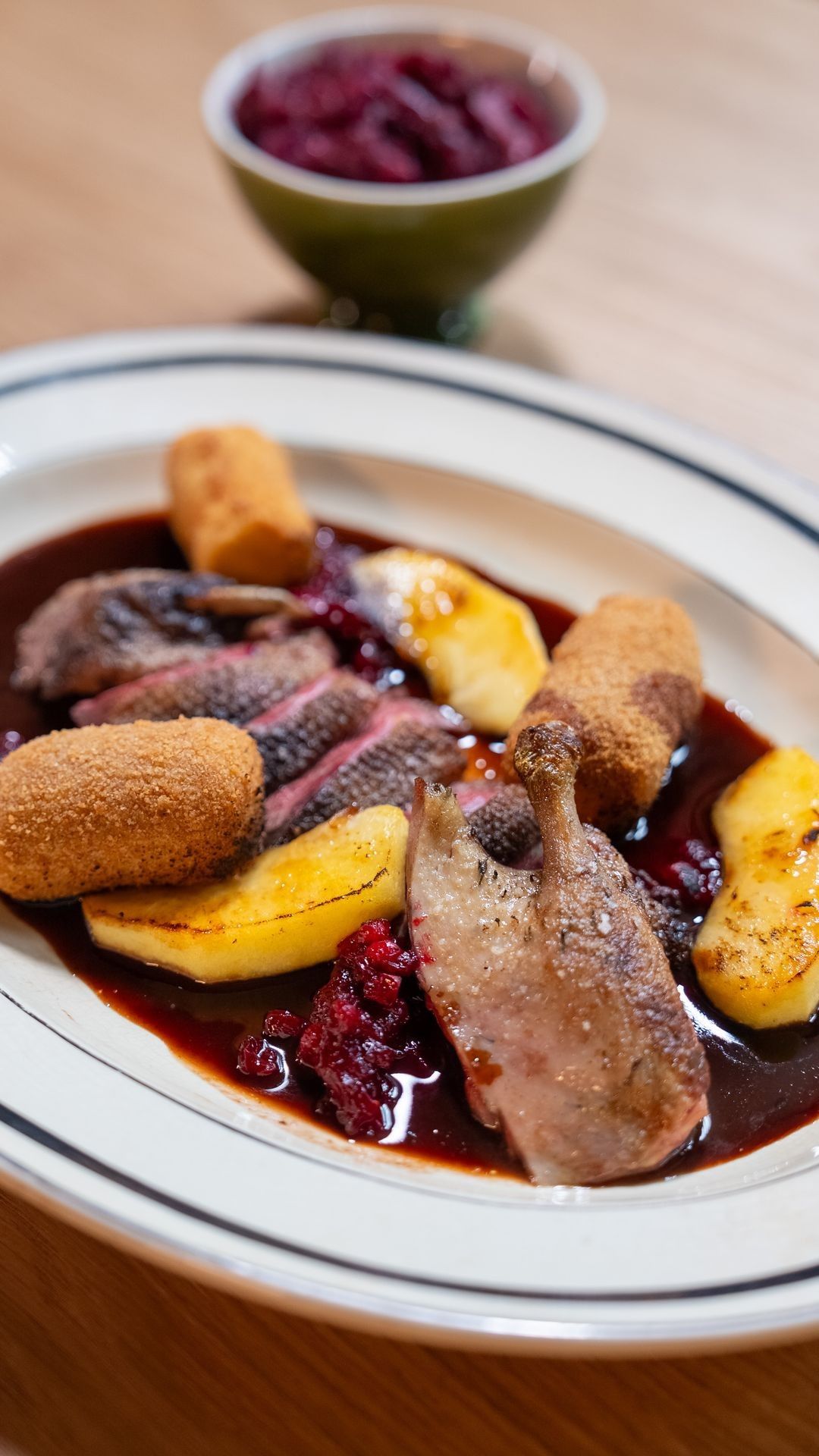 Wilde eend met gebakken appel, jus met cider en veenbes, rode kool en kroketjes