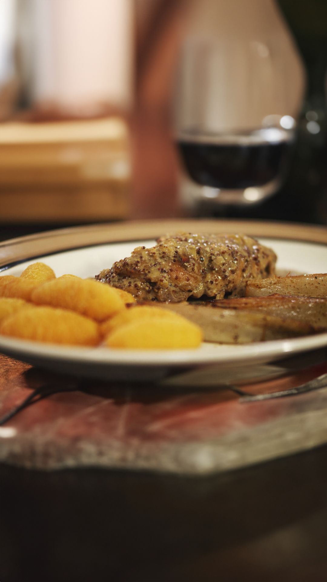 Konijnenbout in mosterdsaus met gebakken witloof