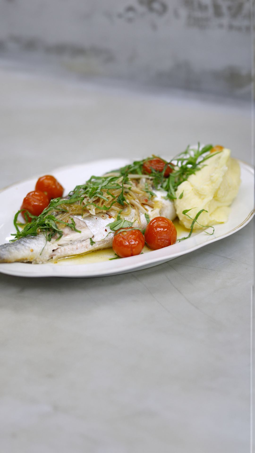 Goudbrasem met kerstomaat, basilicum en fijne puree