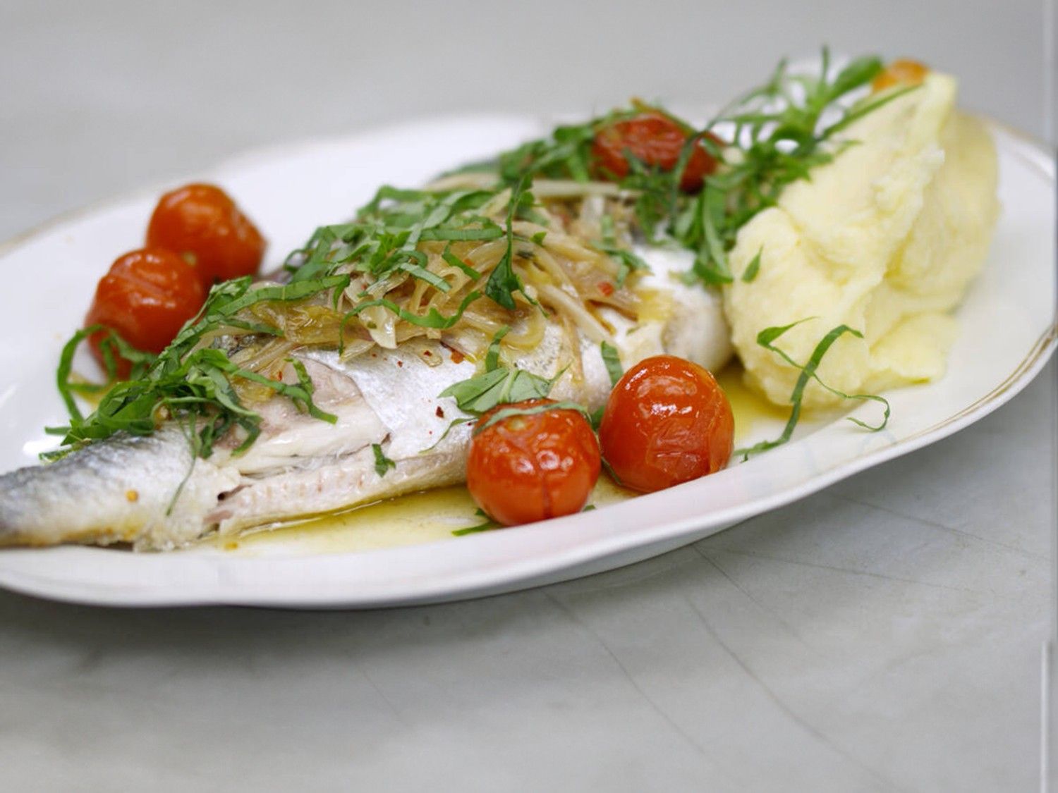 Goudbrasem met kerstomaat, basilicum en fijne puree