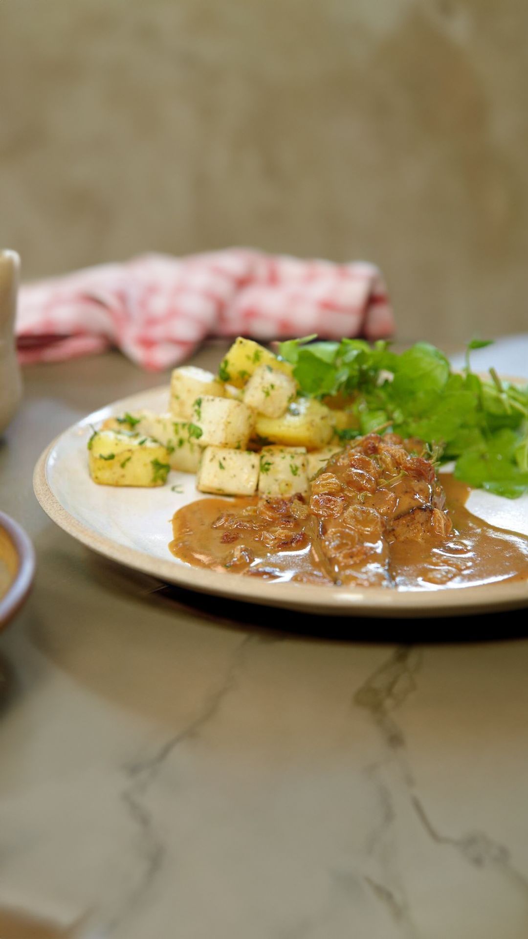 Kalfslever met rozijnensaus, gebakken aardappelen met knolselder en waterkers