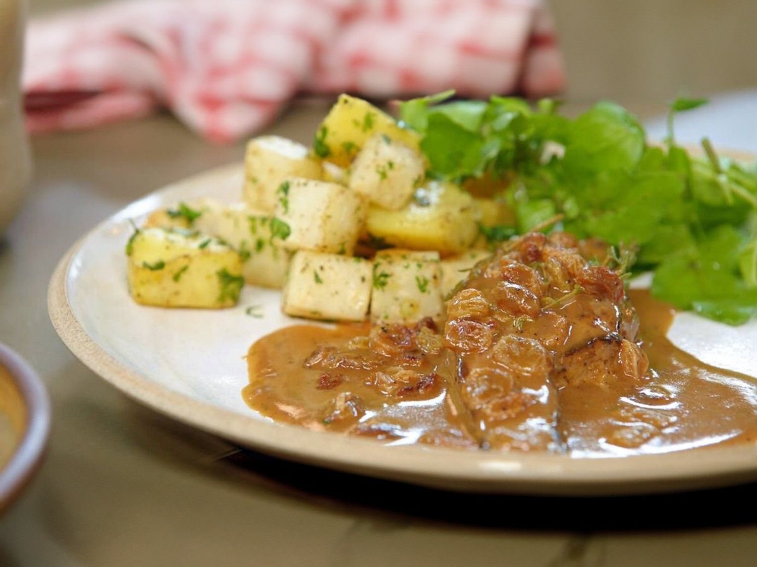 Kalfslever met rozijnensaus, gebakken aardappelen met knolselder en waterkers