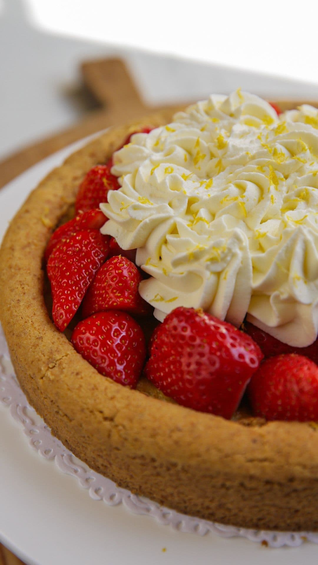 Aardbeientaart met Bretoens zanddeeg, citroenpudding en slagroom