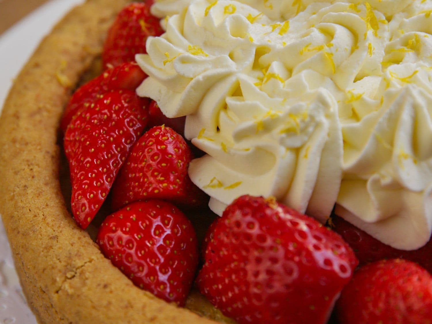 Aardbeientaart met Bretoens zanddeeg, citroenpudding en slagroom
