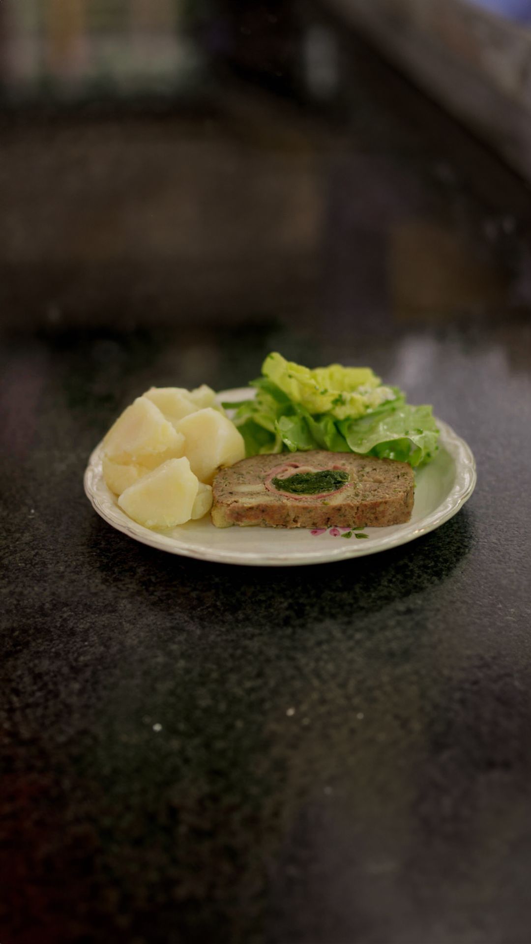 Gehaktbrood met ham, spinazie en abdijkaas