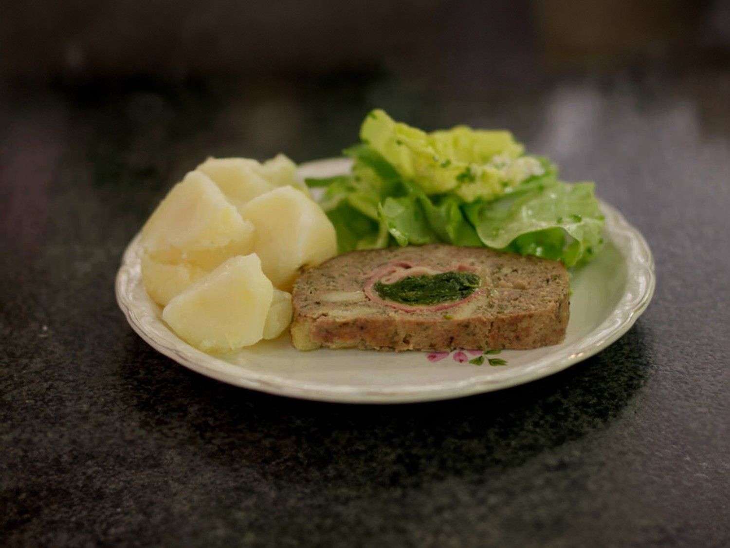 Gehaktbrood met ham, spinazie en abdijkaas