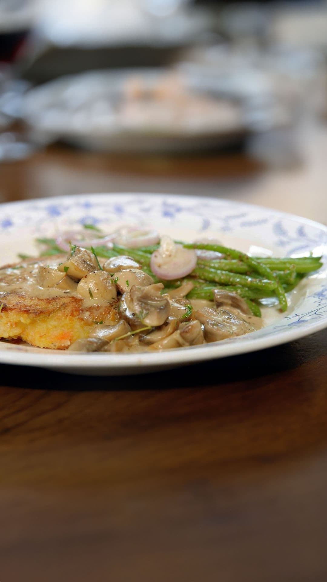 Groenteburger met champignons en salade met groene boontjes