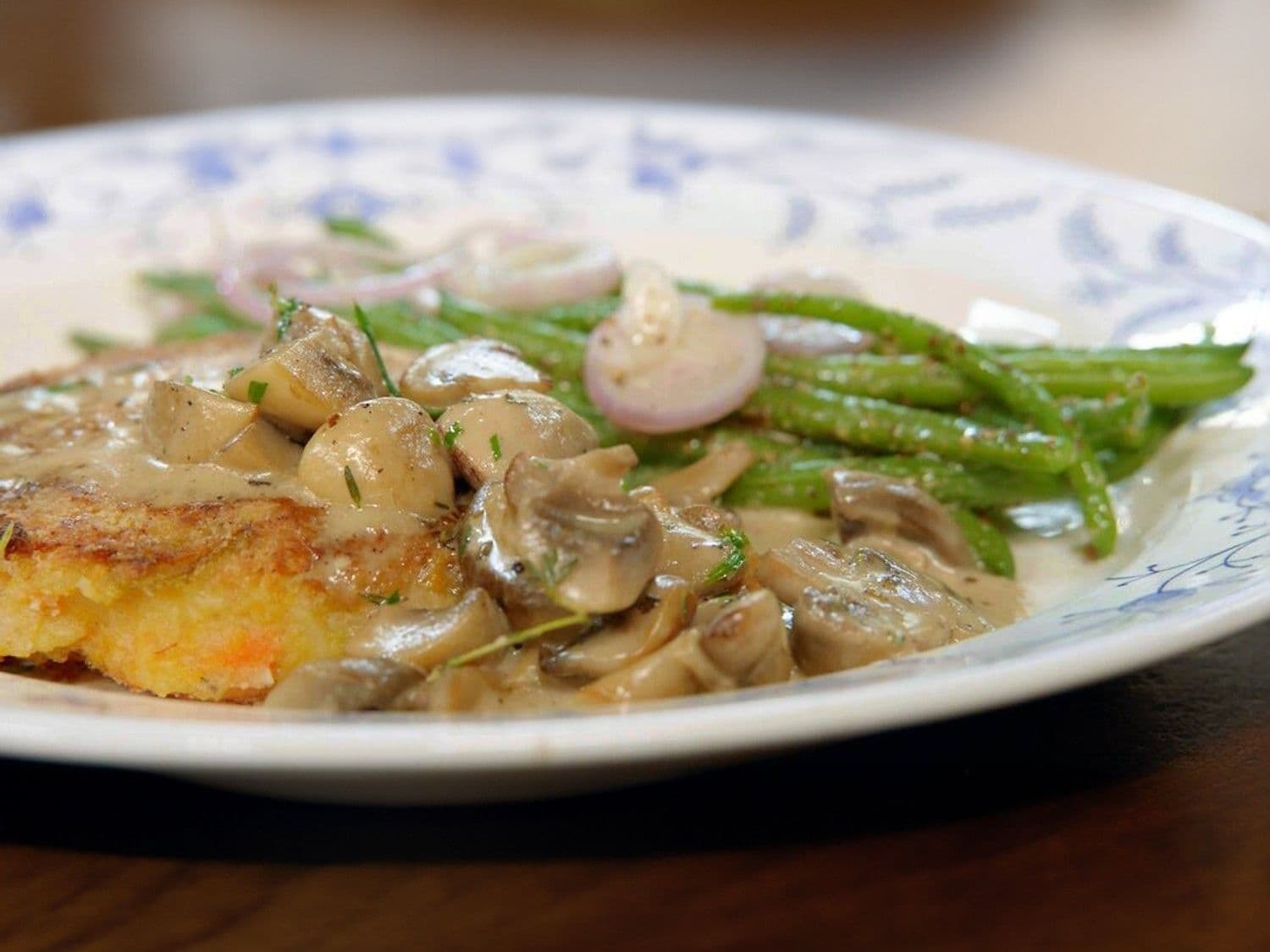 Groenteburger met champignons en salade met groene boontjes