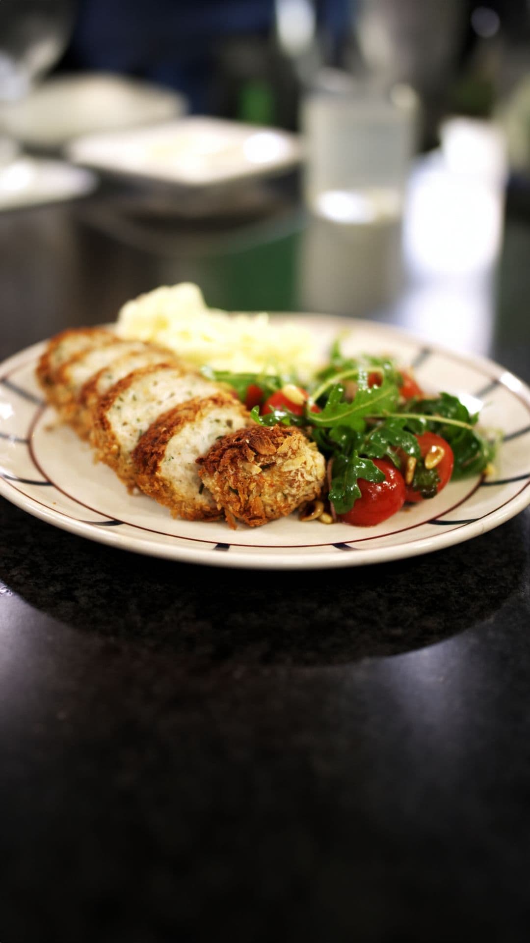 Kippengehaktbroodjes met puree en tomatensla