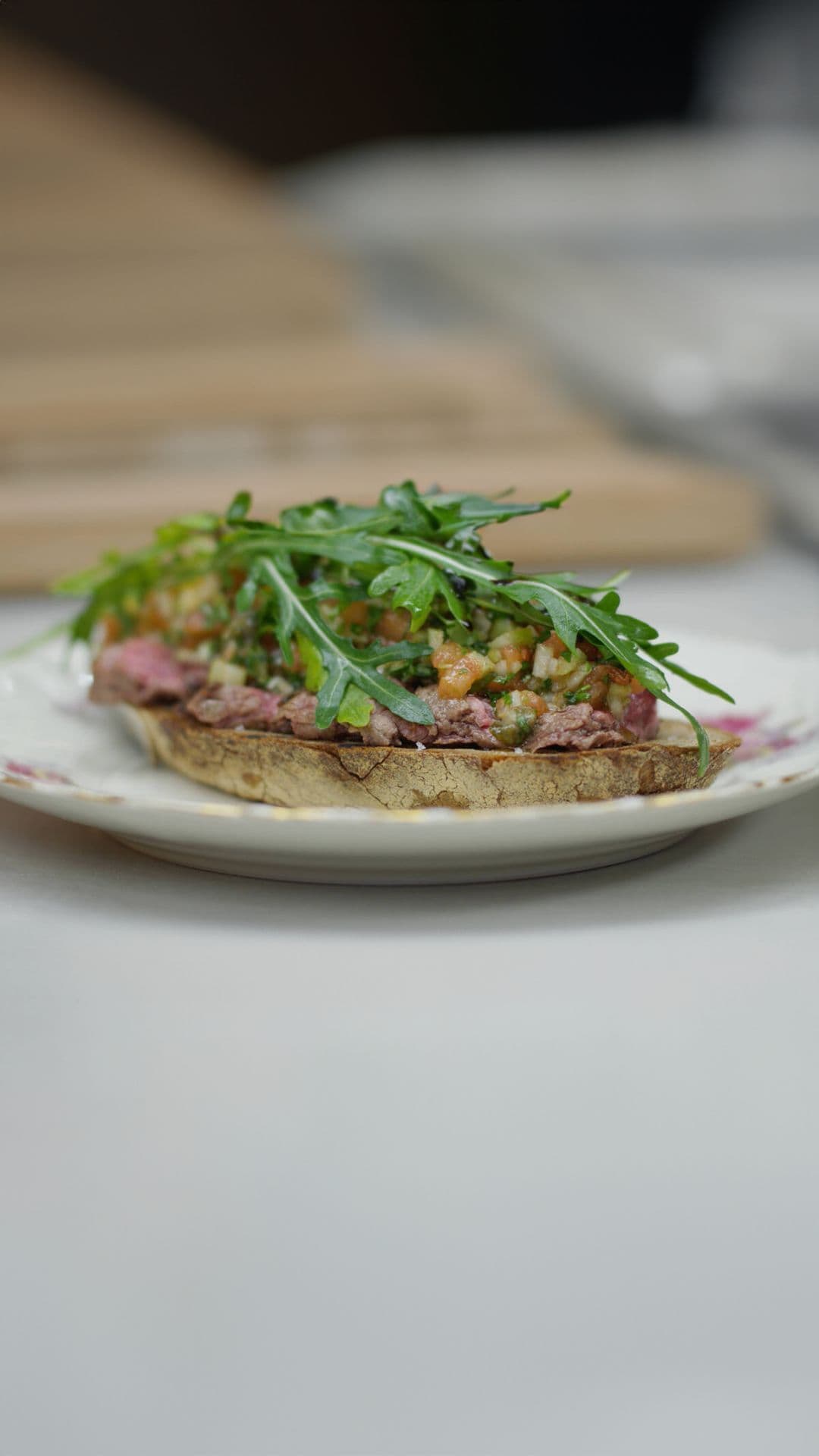 Toast met gegrilde steak en groentesalsa