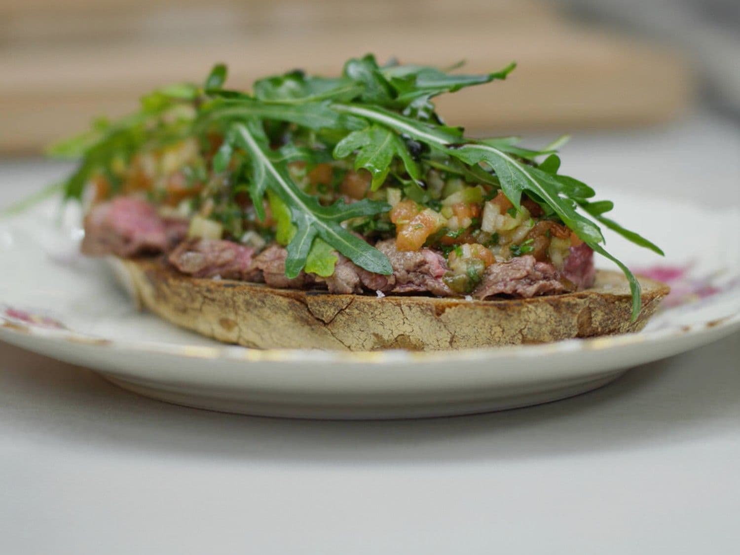Toast met gegrilde steak en groentesalsa