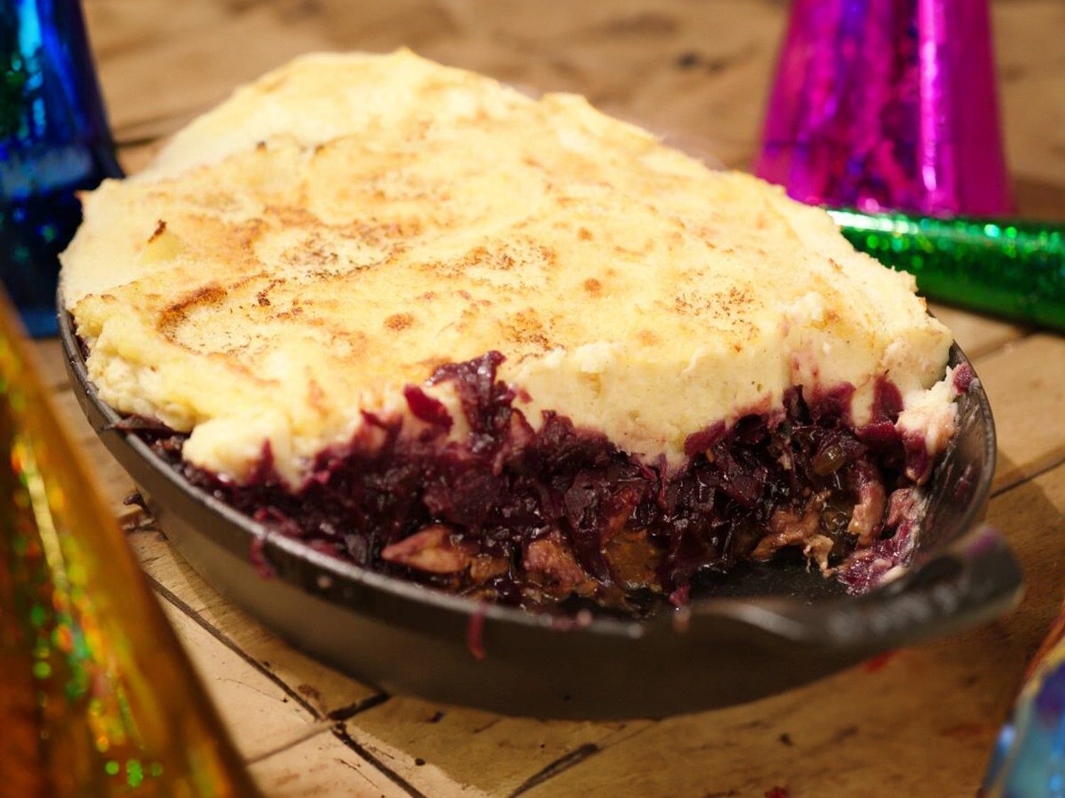Ovenschotel met konijn, rode kool & mosterdpuree
