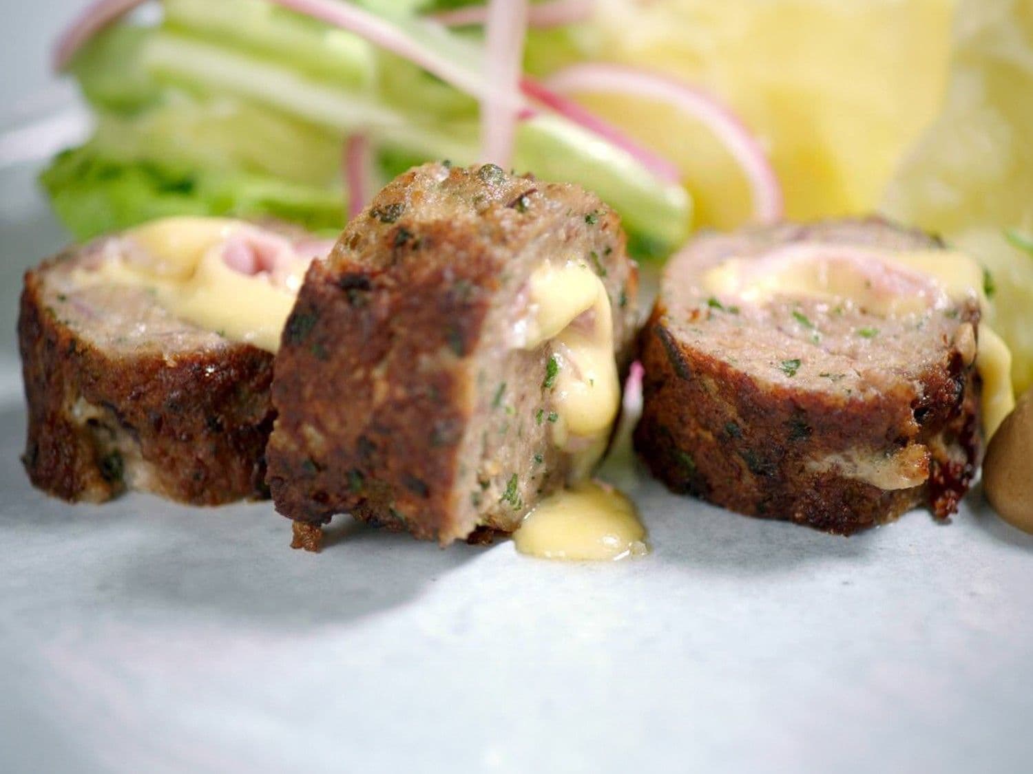 Gehaktbroodje met gekookte aardappelen en kropsla