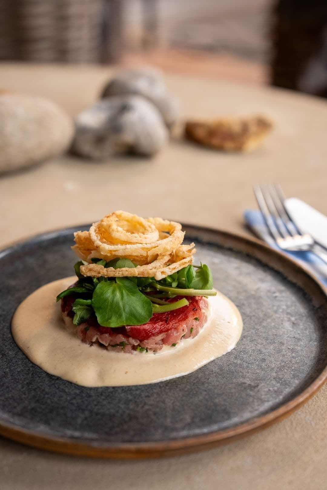 Kalfstartaar "tonnato" met gekonfijte tomaat, uiringen en waterkers