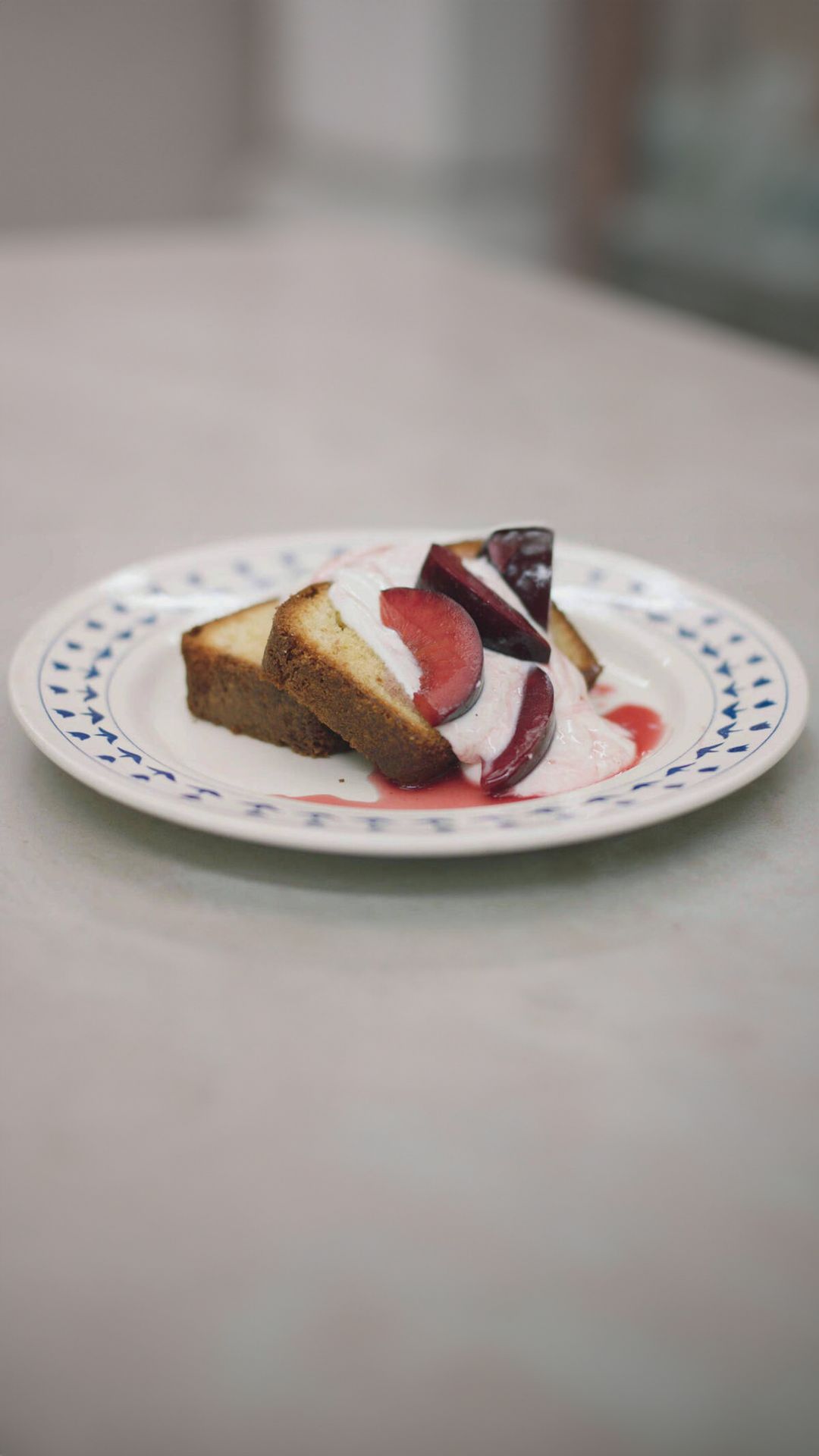 Verse cake met blauwe pruimen en plattekaas