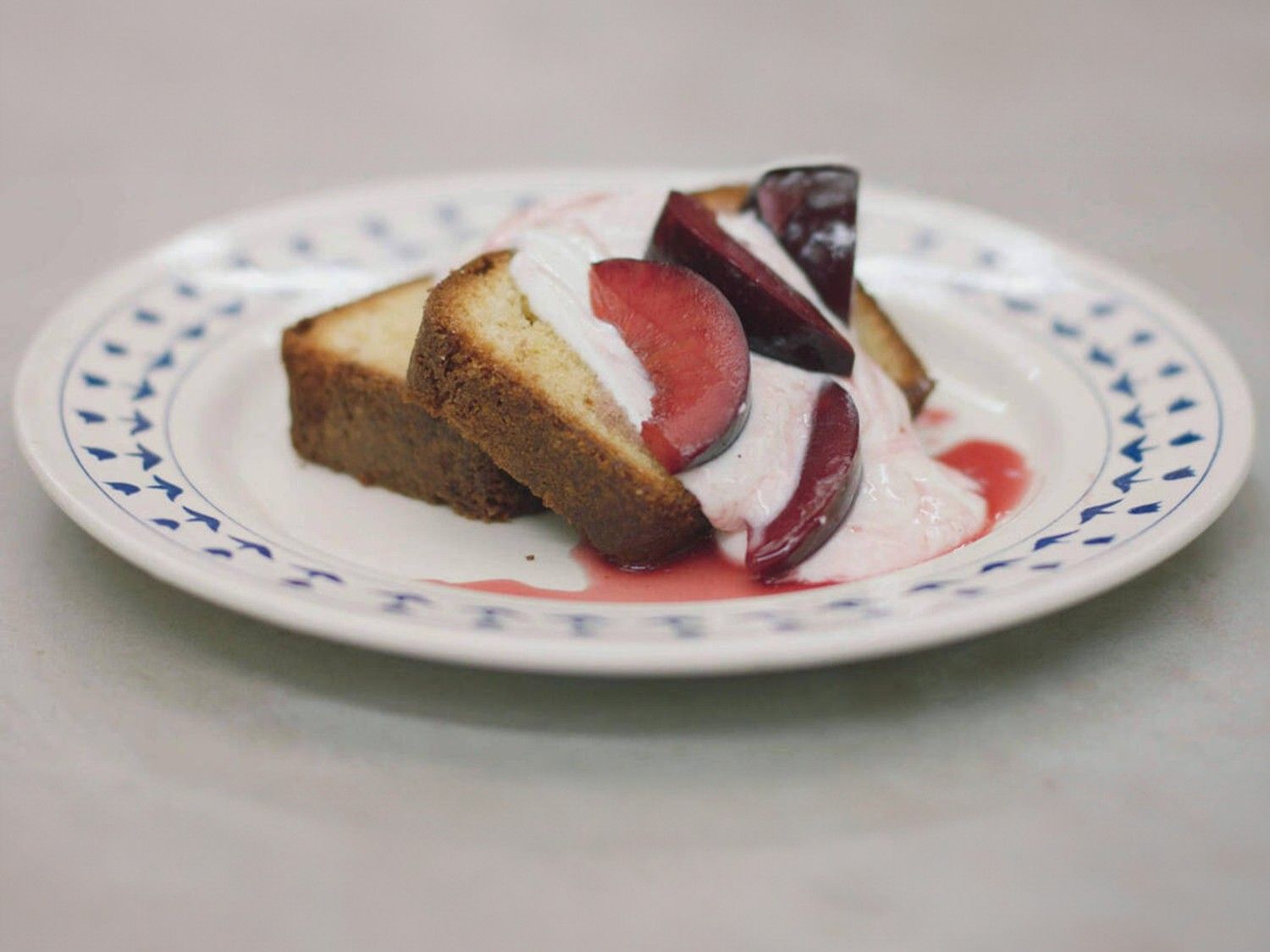 Verse cake met blauwe pruimen en plattekaas