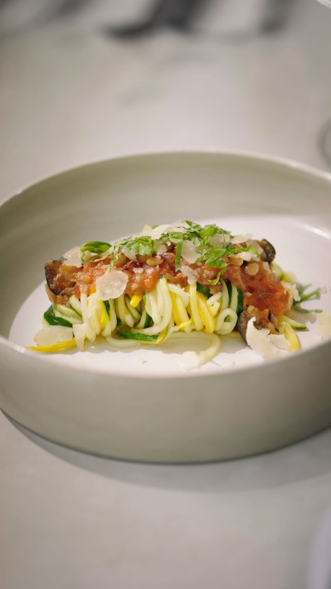 Spaghetti van courgette met tomatencompote en pecorino