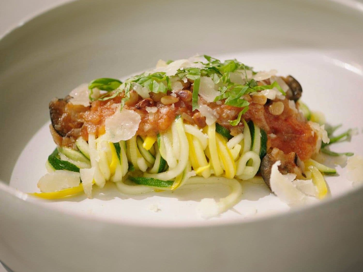 Spaghetti van courgette met tomatencompote en pecorino