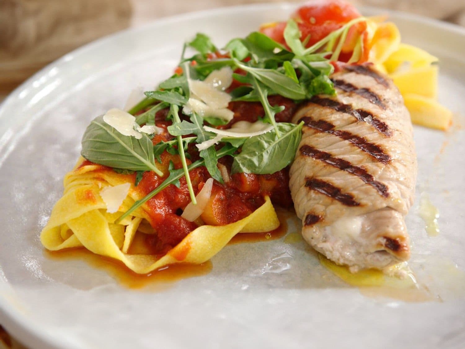 Kalfslapje met pasta en tomatensaus