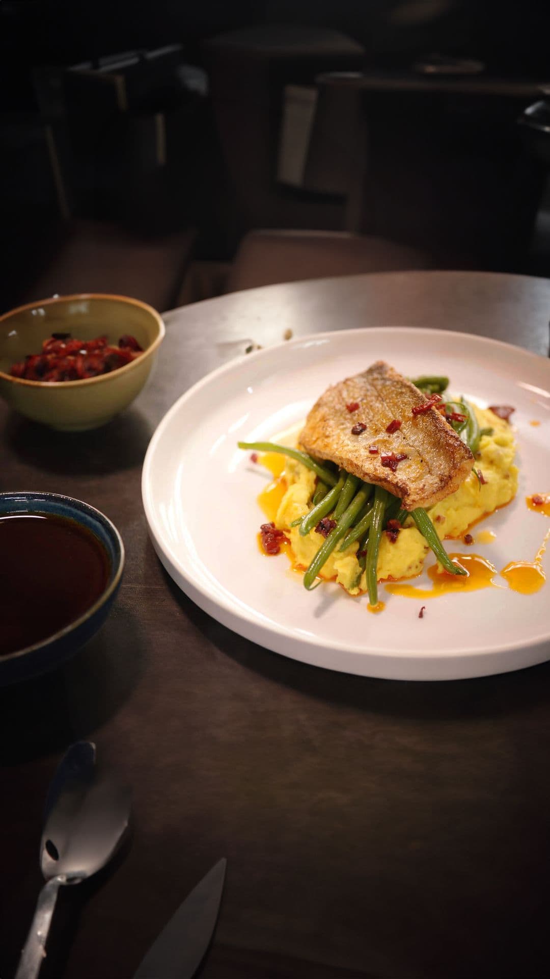 Wijting met saffraanpuree en boontjes