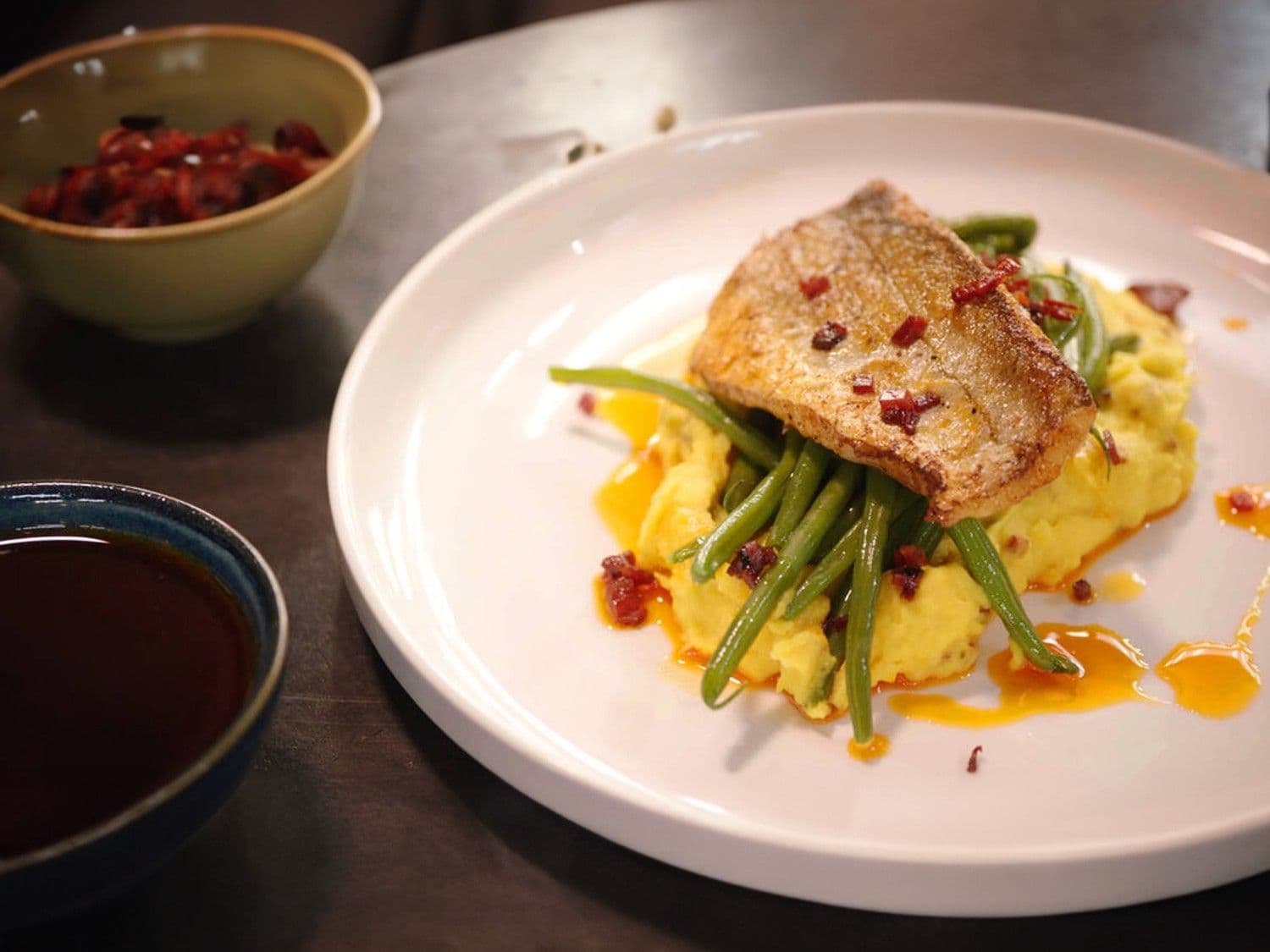 Wijting met saffraanpuree en boontjes