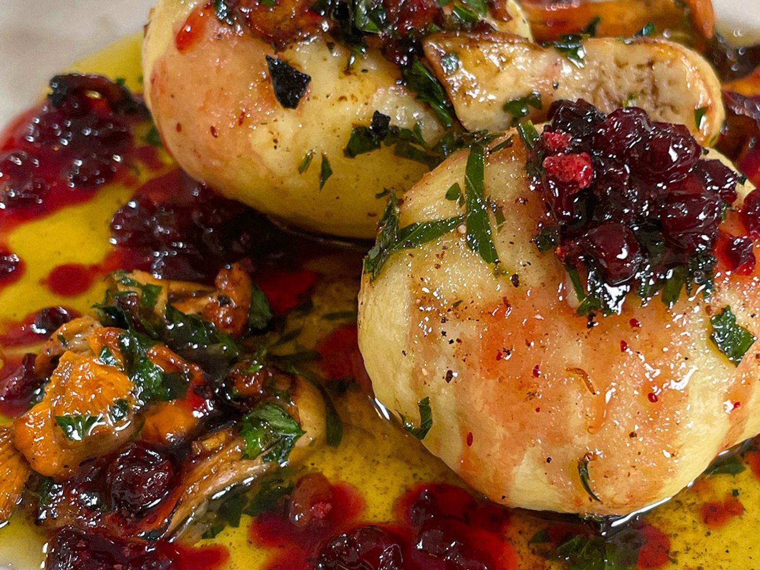 Gevulde aardappelballetjes met duxelle, gebakken champignons en bessensaus
