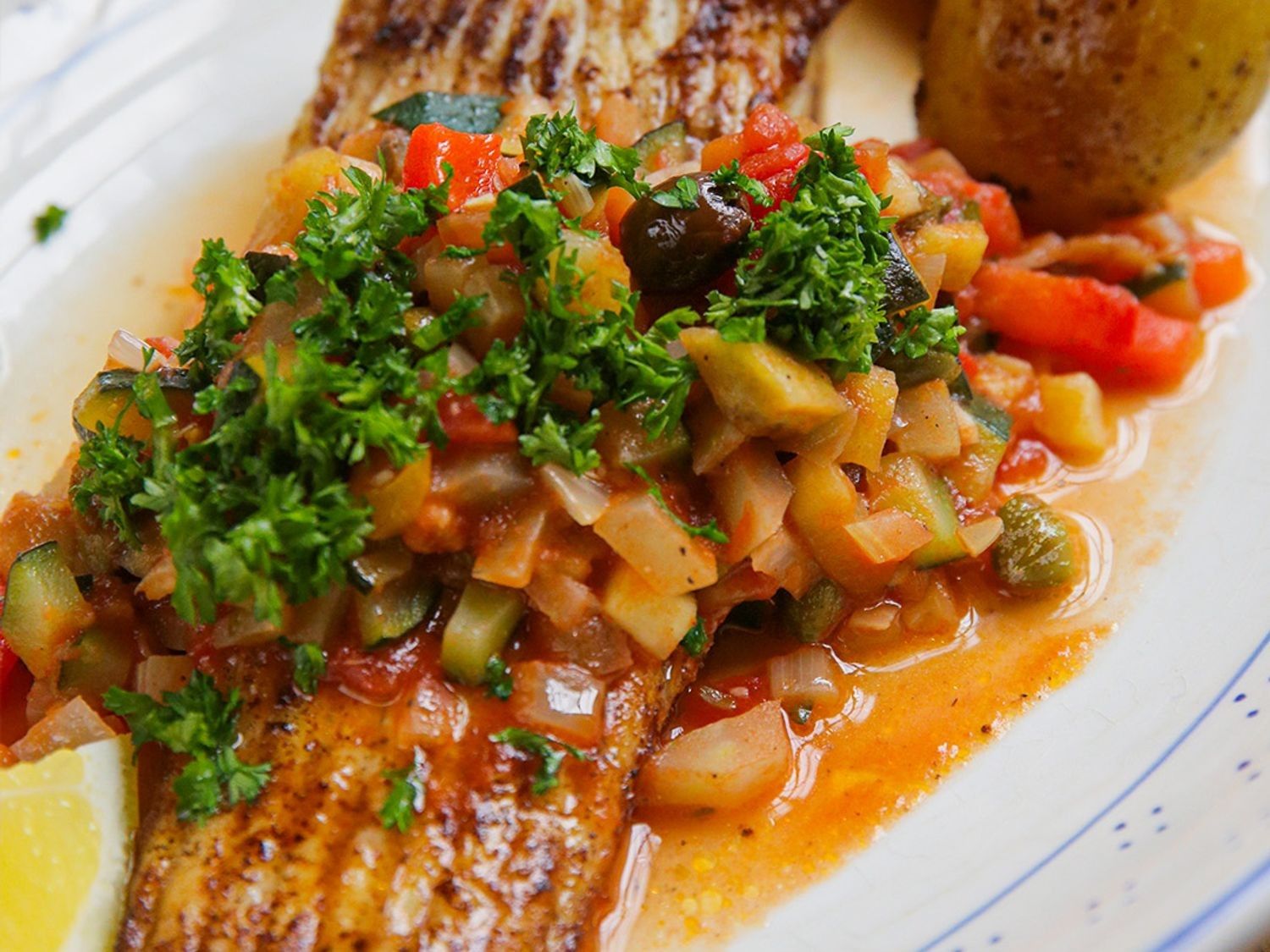 Rog met ratatouille en gebakken krieltjes