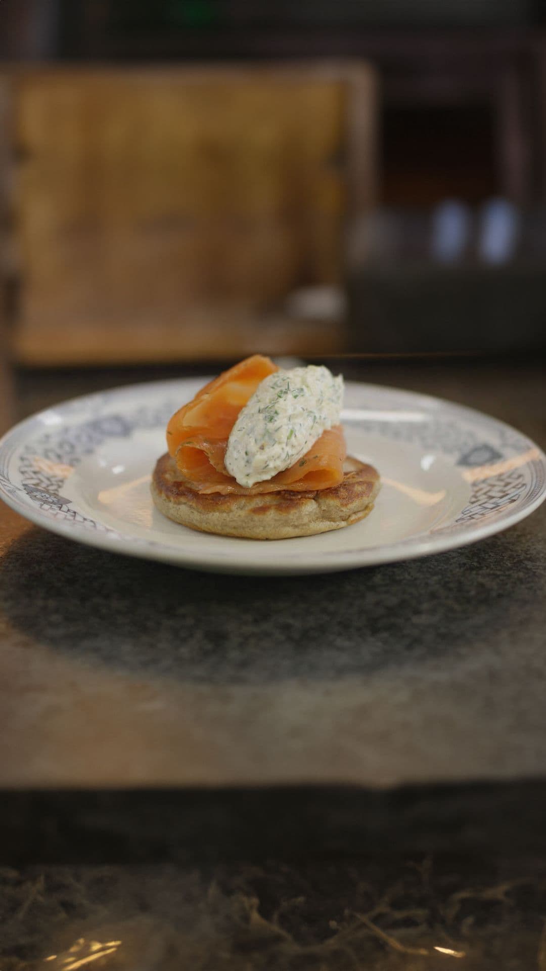 Blinis met gerookte zalm, zure room en appel