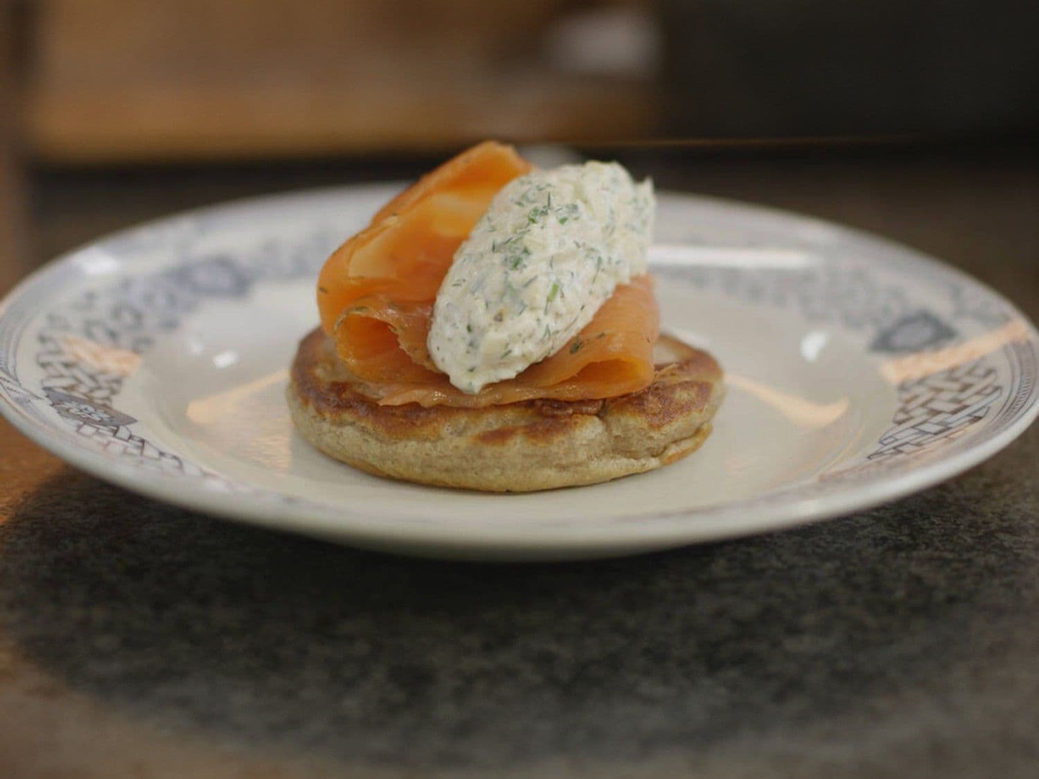 Blinis met gerookte zalm, zure room en appel