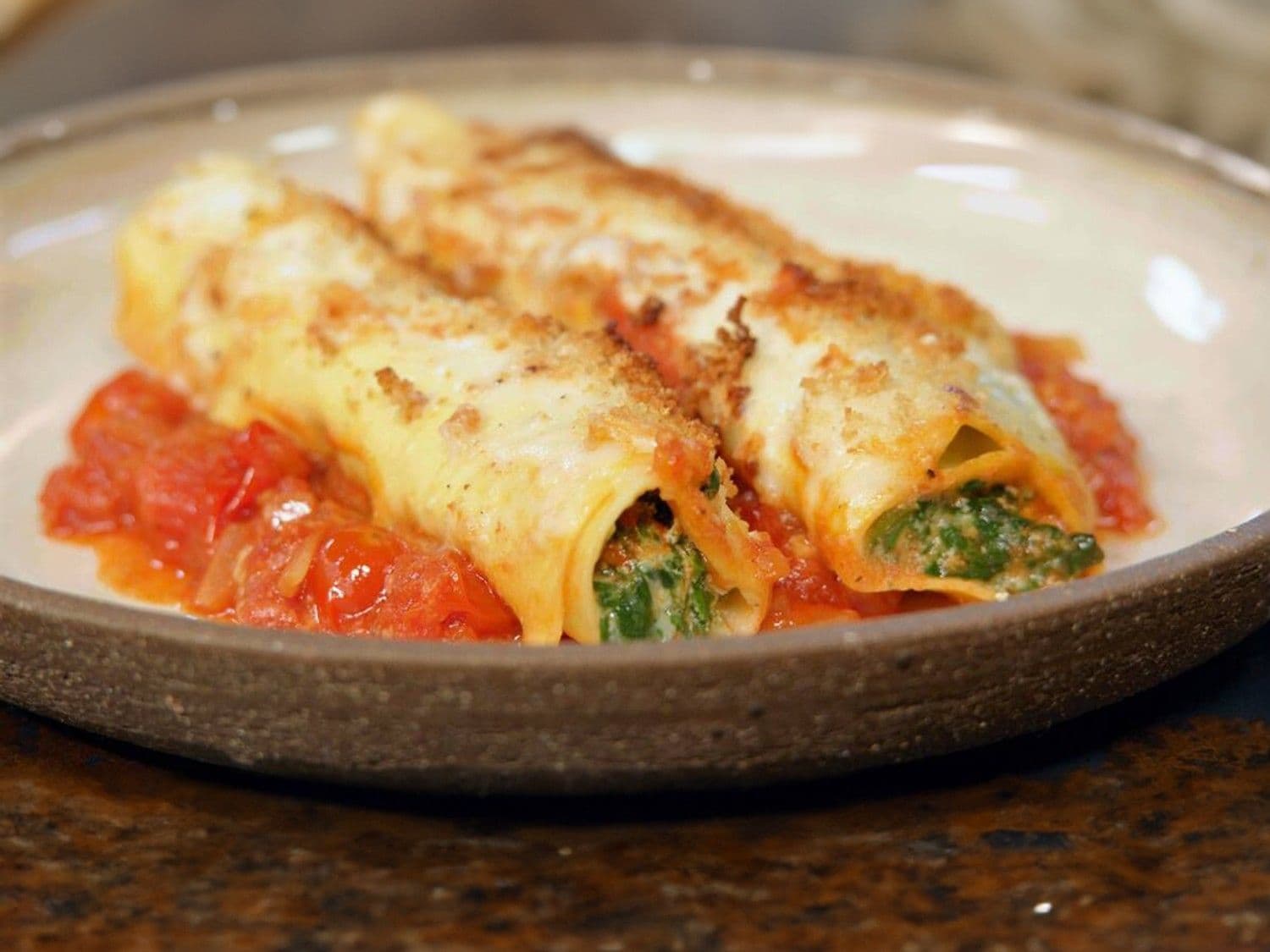 Verse cannelloni met spinazie, ricotta en tomatensaus