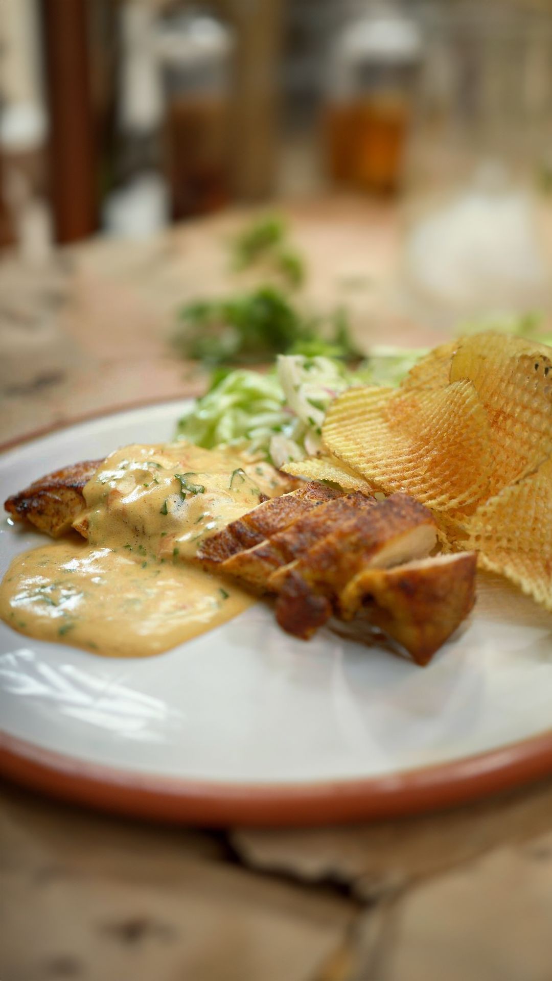 Gebakken kipfilet met pommes gaufrettes, choron en kropsla