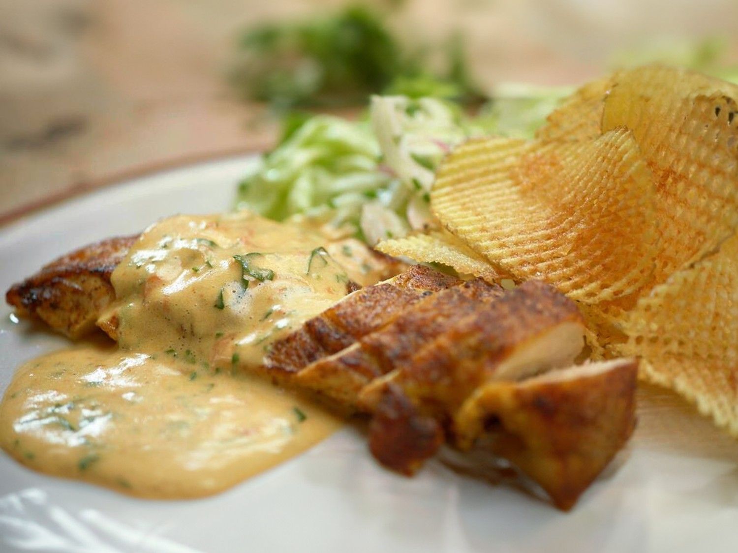 Gebakken kipfilet met pommes gaufrettes, choron en kropsla