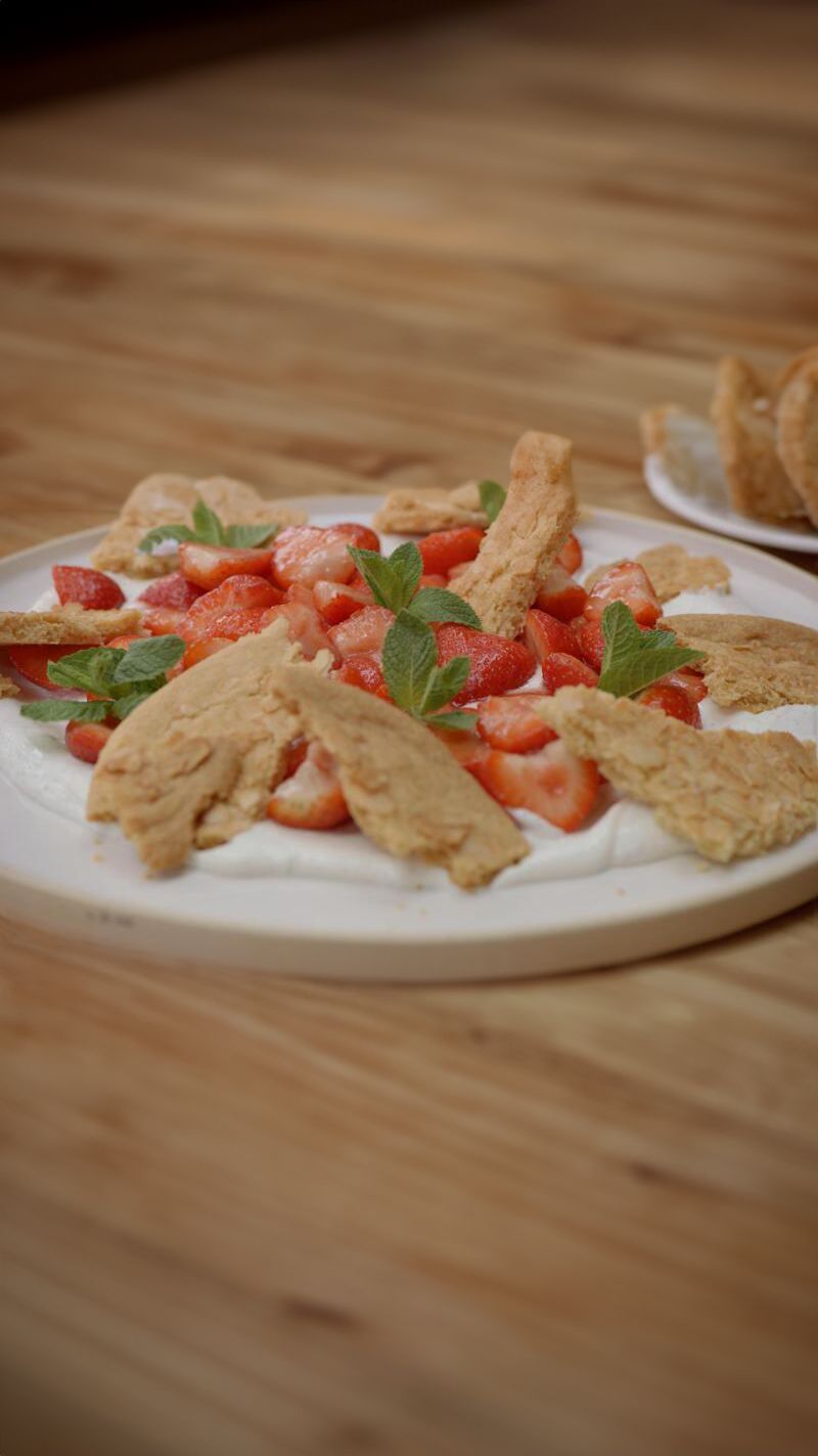 Zoete labneh met honing, aardbeiensalade en amandelkoekjes