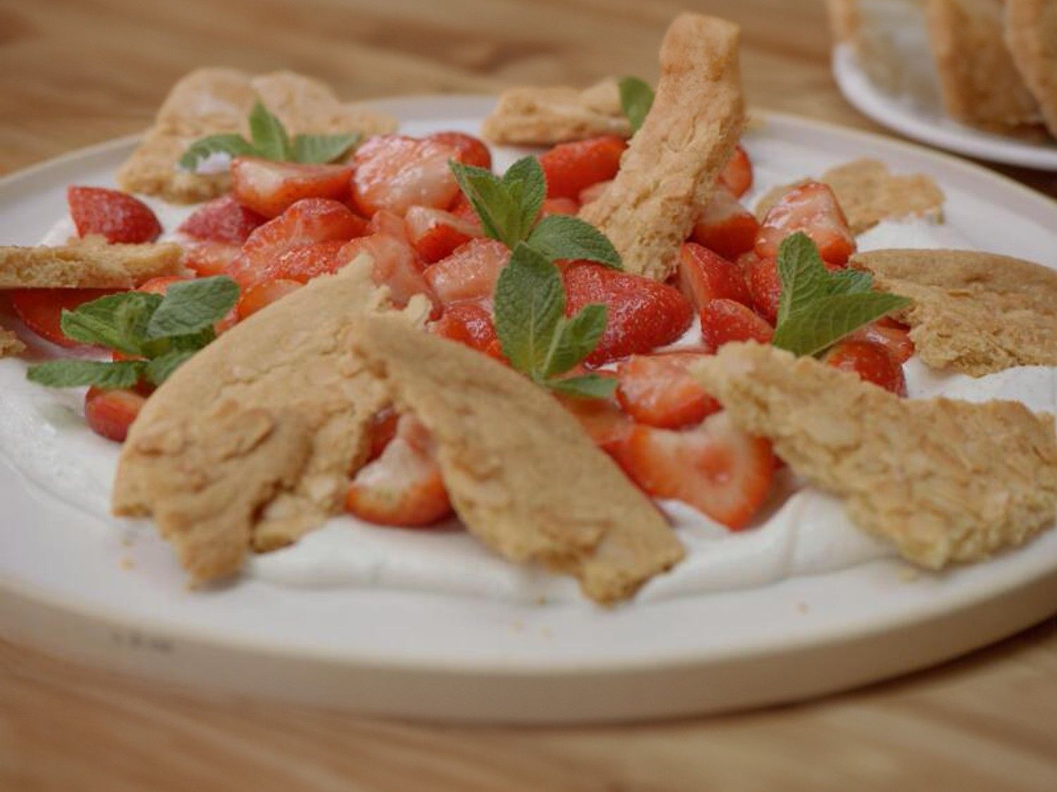 Zoete labneh met honing, aardbeiensalade en amandelkoekjes