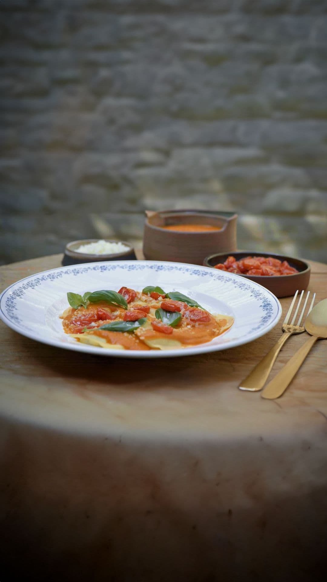 Ravioli met olijven en Belgische schapenkaas, tomatensaus en gekonfijte kerstomaatjes