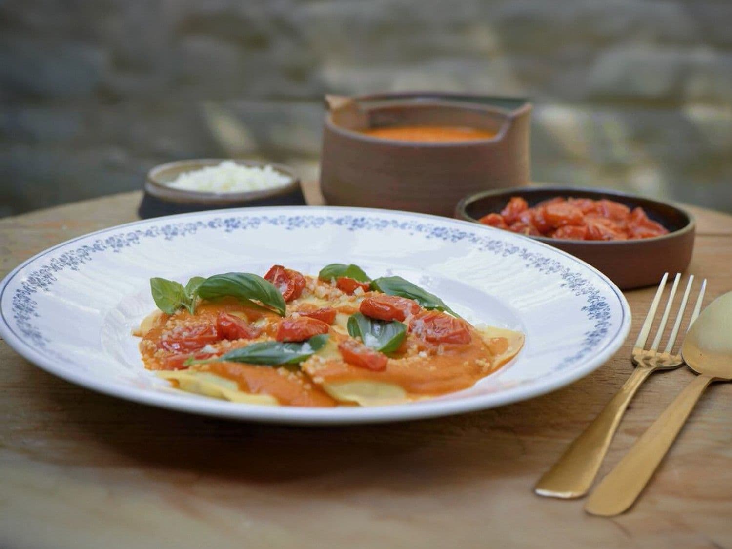 Ravioli met olijven en Belgische schapenkaas, tomatensaus en gekonfijte kerstomaatjes