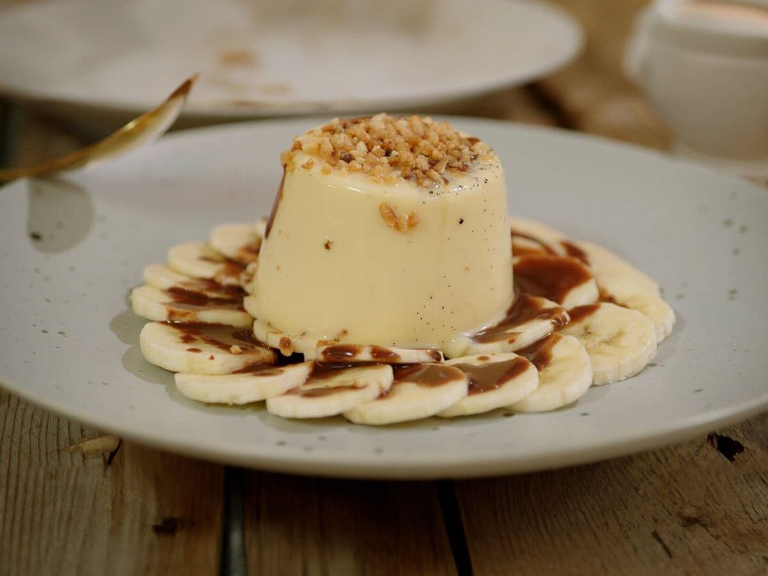 Panna cotta van advocaat met banaan en chocolade