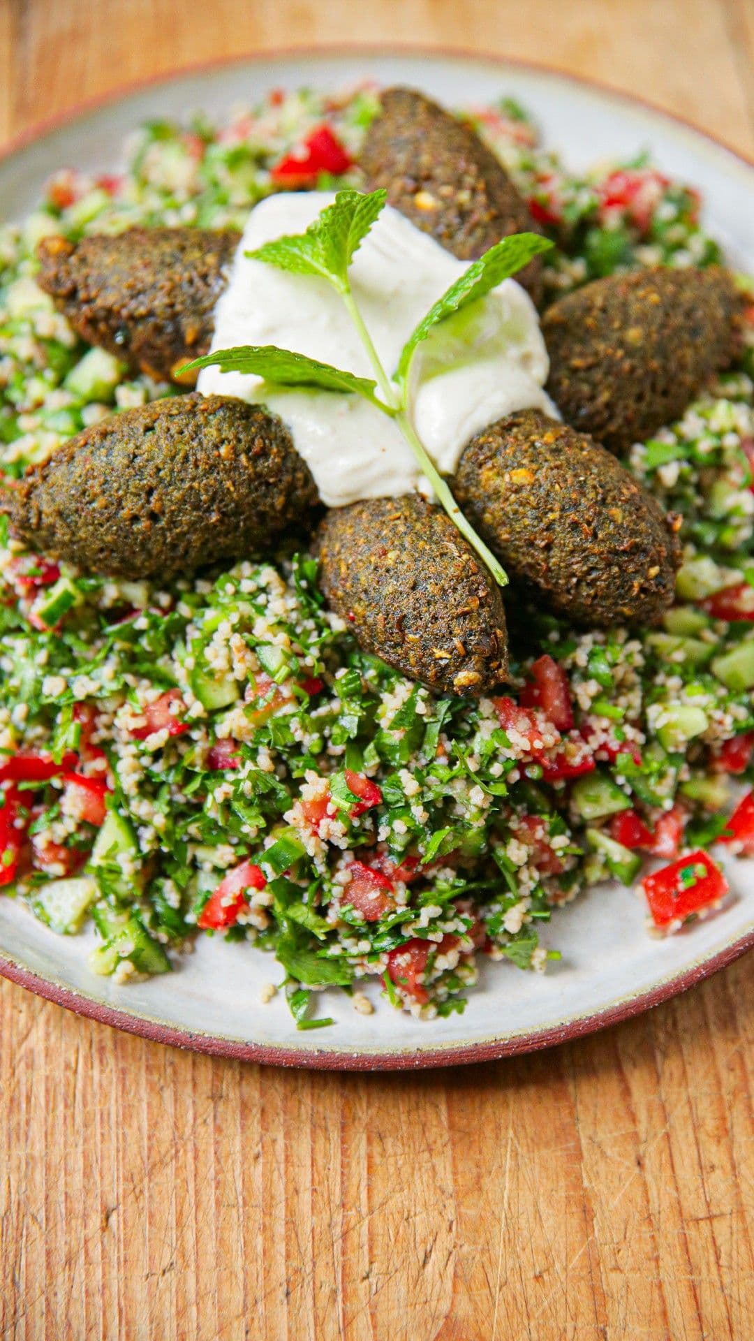 Falafel van spinazie met couscous en yoghurtdressing