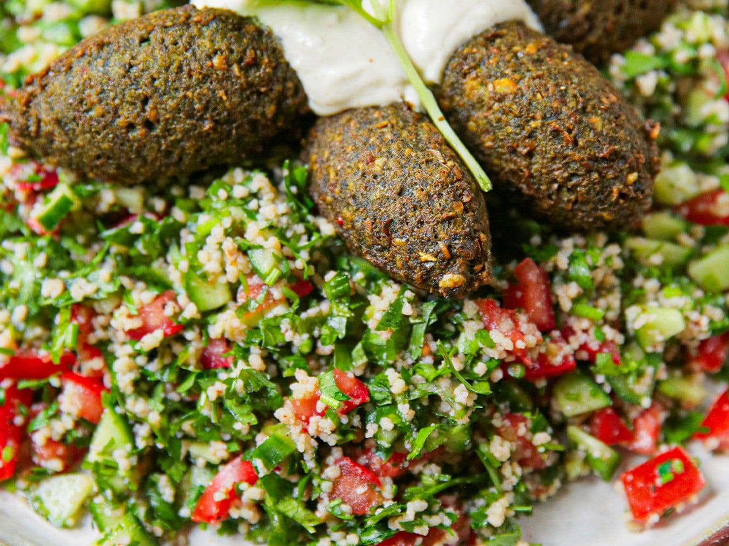 Falafel van spinazie met couscous en yoghurtdressing