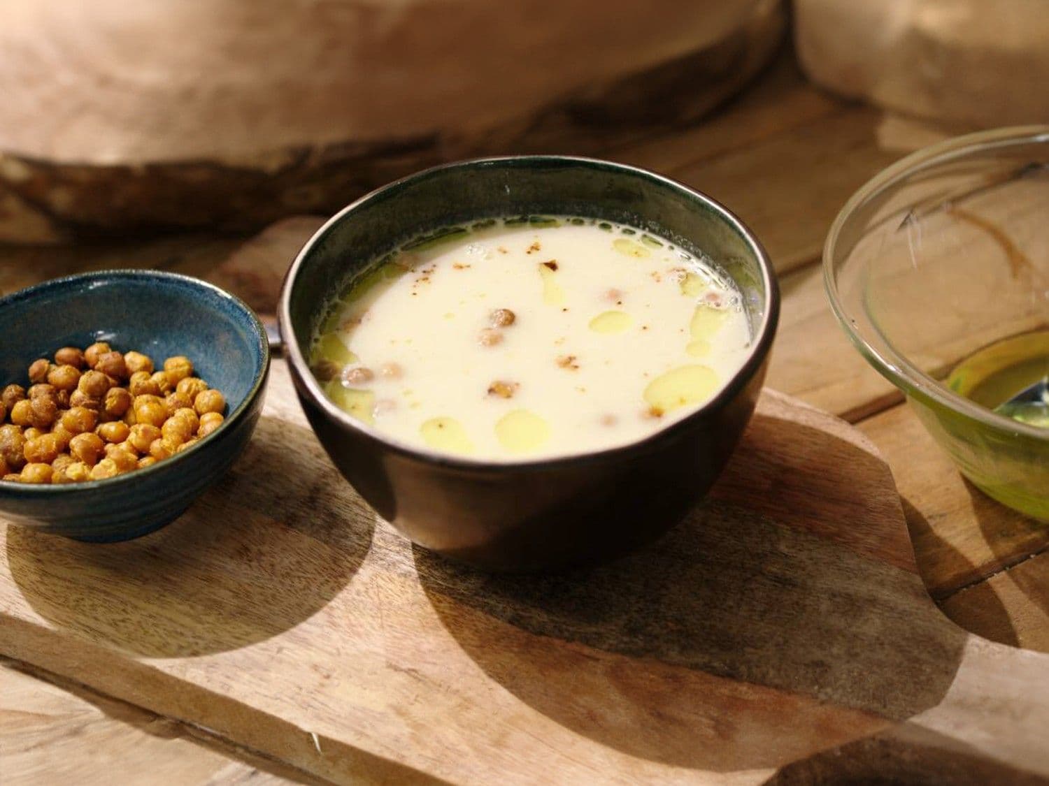 Soep van witte kool met croutons van kikkererwten en curry-olie