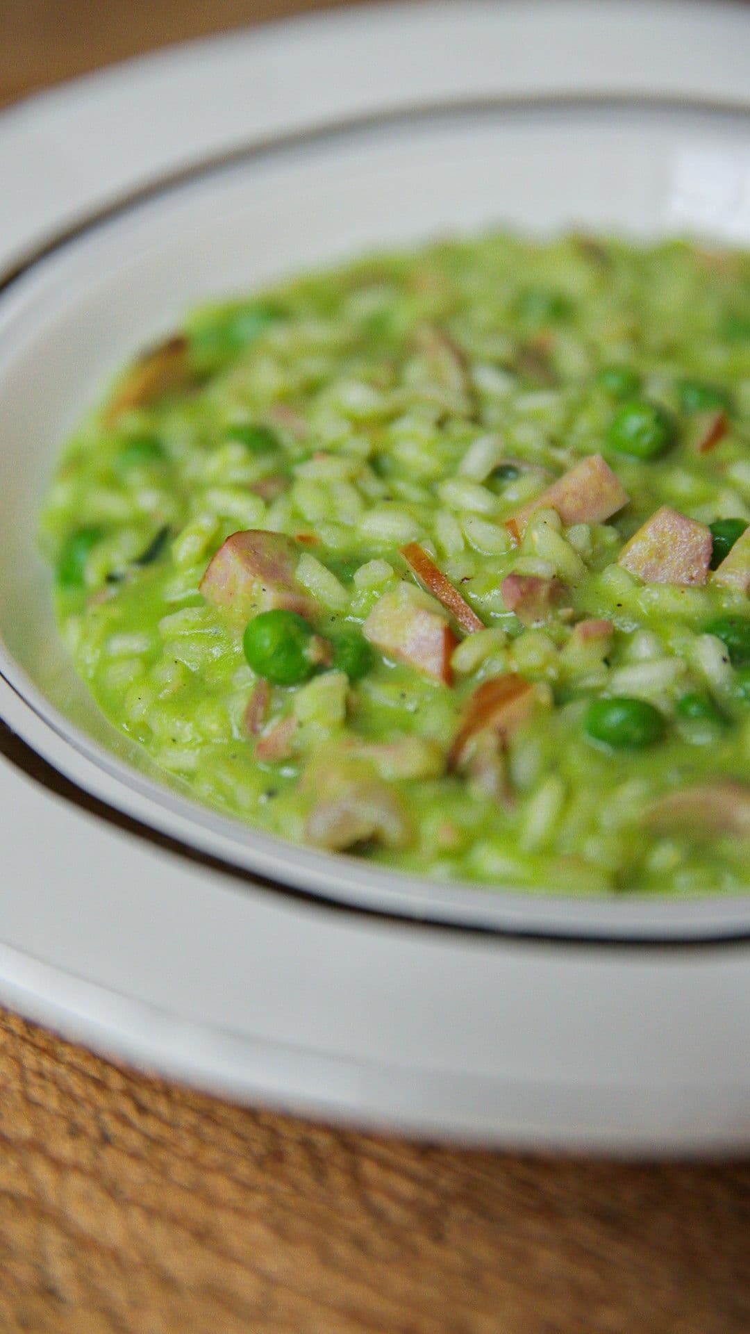 Erwtenrisotto met rookworst en varkensschenkel
