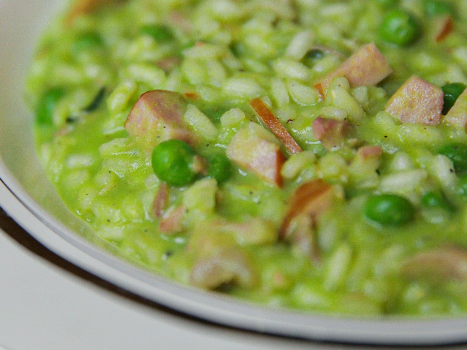 Erwtenrisotto met rookworst en varkensschenkel