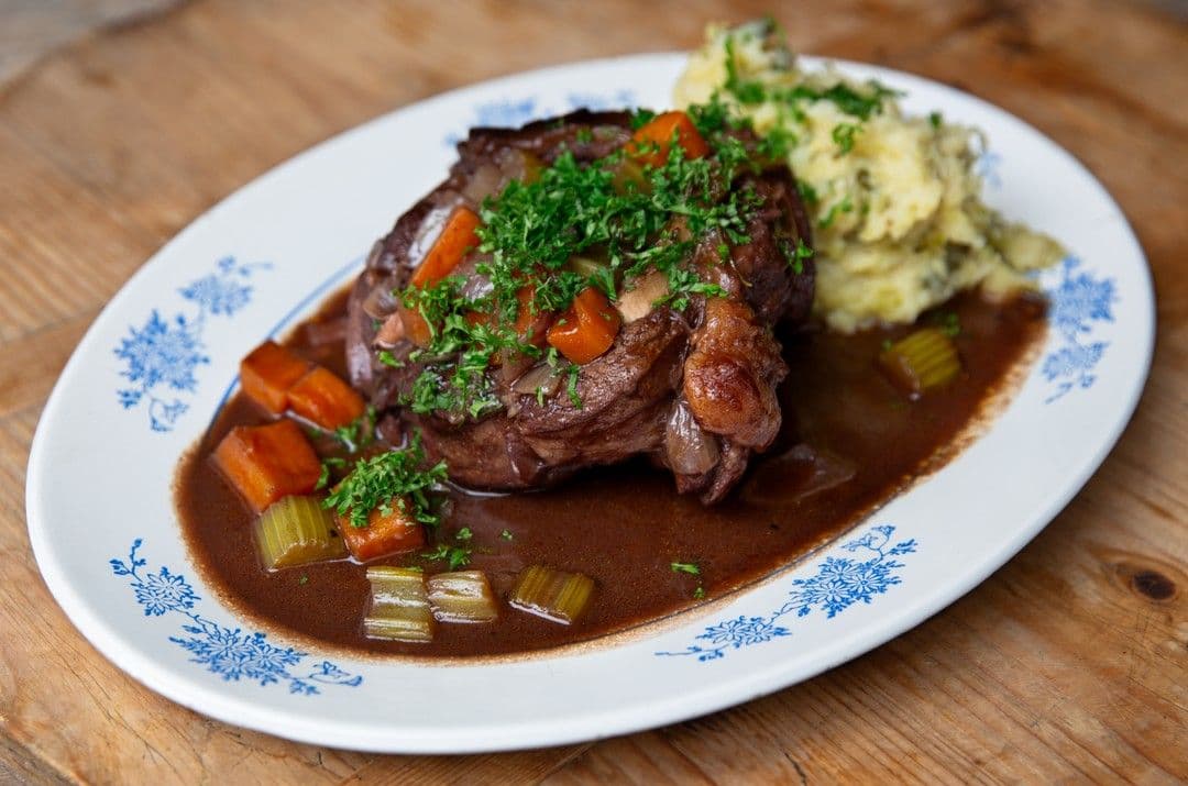 Runderschenkels in rode wijn met puree van savooikool