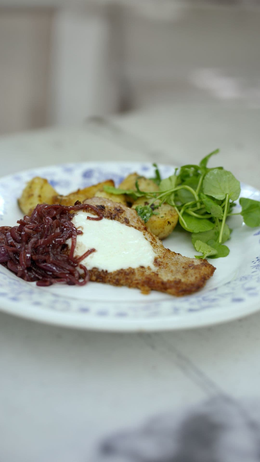 Gepaneerde kalfslapjes met uienchutney 